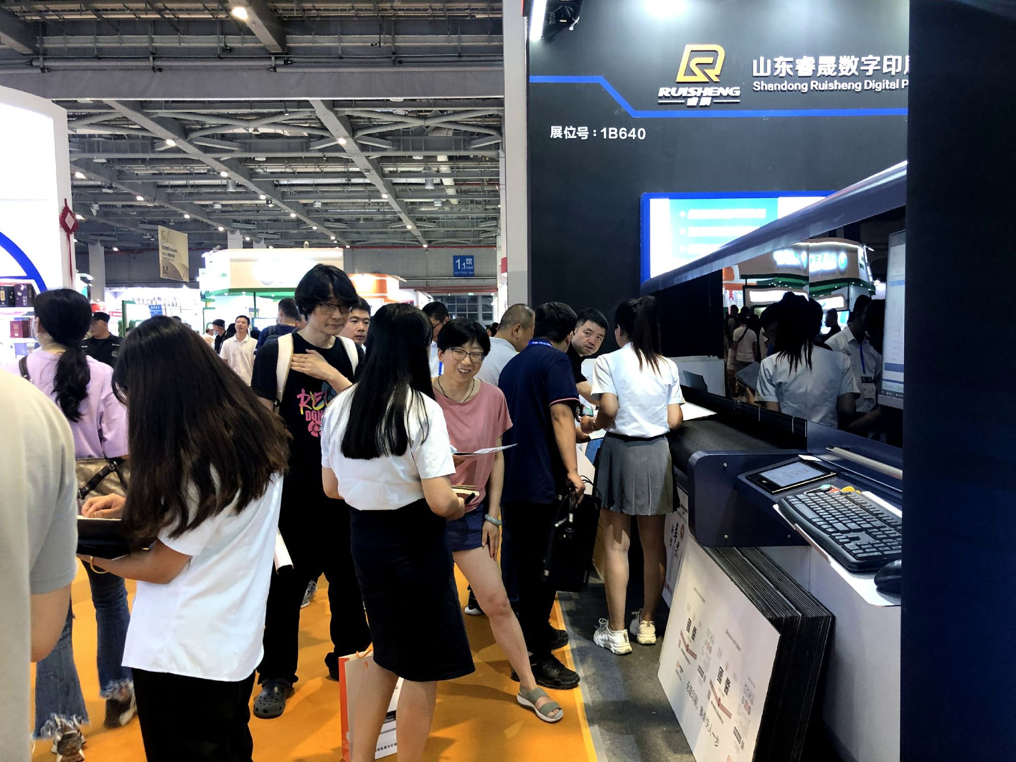 纸箱厂老板算细账：数码印刷机到底省在哪？